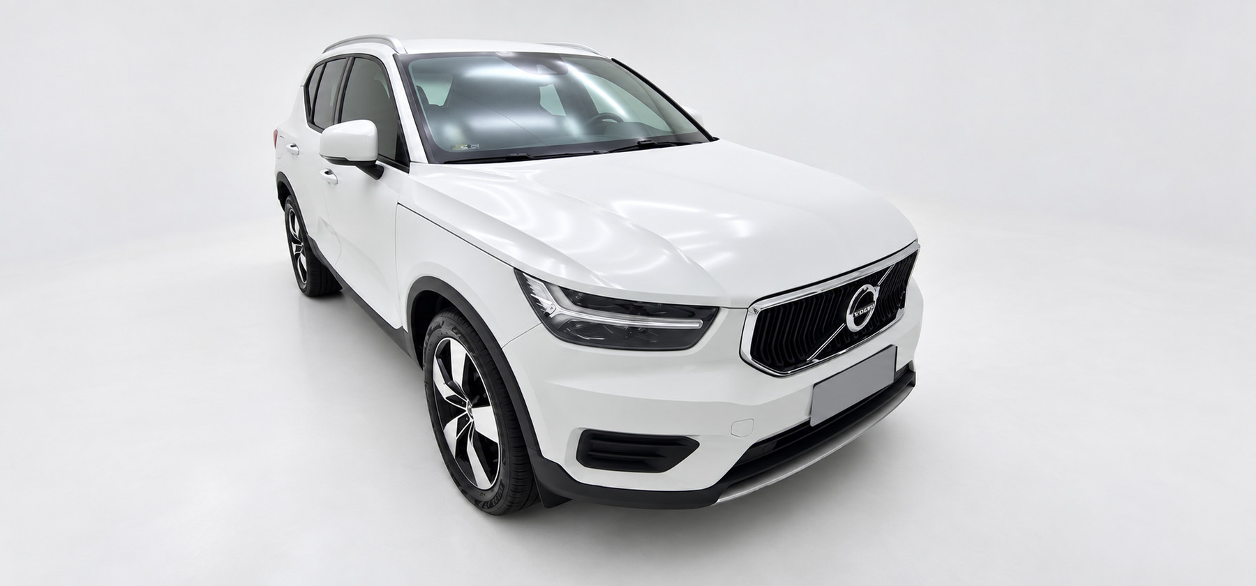 Volvo XC40 branco da VER BRASÍLIA: vista frontal em ângulo, com placa coberta