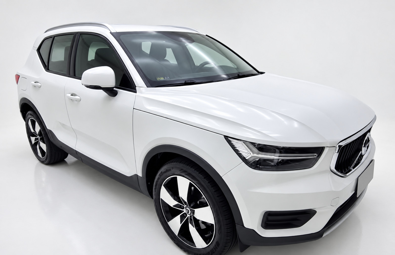 Volvo XC40 branco da VER BRASÍLIA: outro ângulo do exterior, com placa coberta