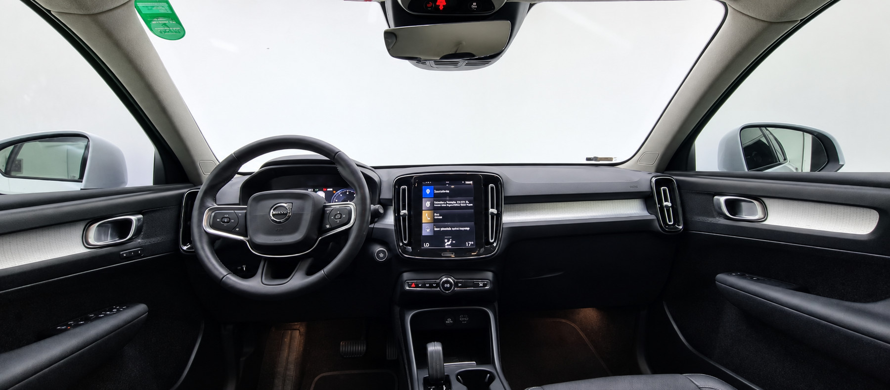 Interior do Volvo XC40 da VER BRASÍLIA: vista panorâmica do volante e painel